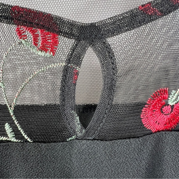 Autumn Skye Black Top With Embroidered Floral/Mesh Detail Petite Small SP NWT - Picture 4 of 7